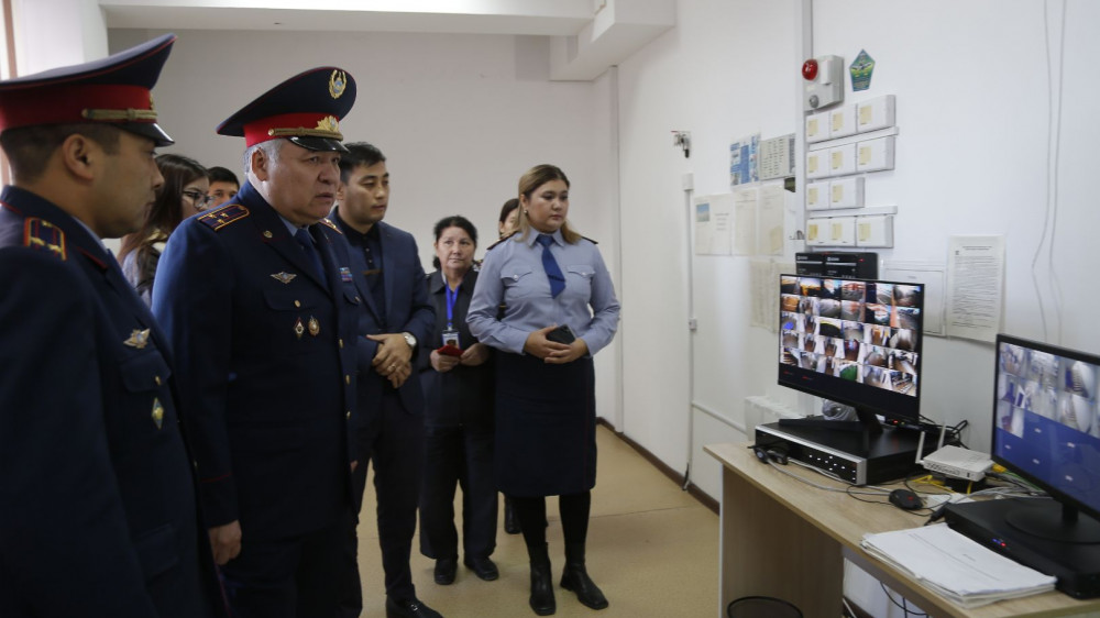 Главный полицейский Атырауской области проверил работу тревожных кнопок в школах