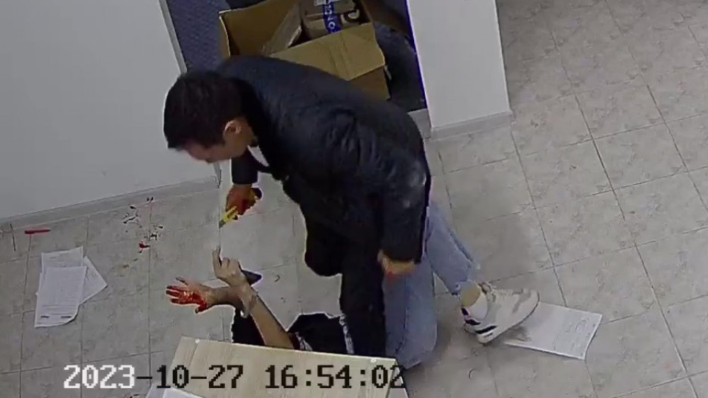 Изрезал горло: нападение талдыкорганца на девушку попало на видео