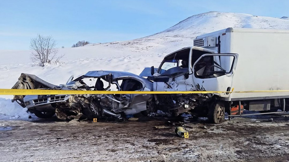 Трое человек скончались в ДТП с грузовиком в Восточно-Казахстанской области