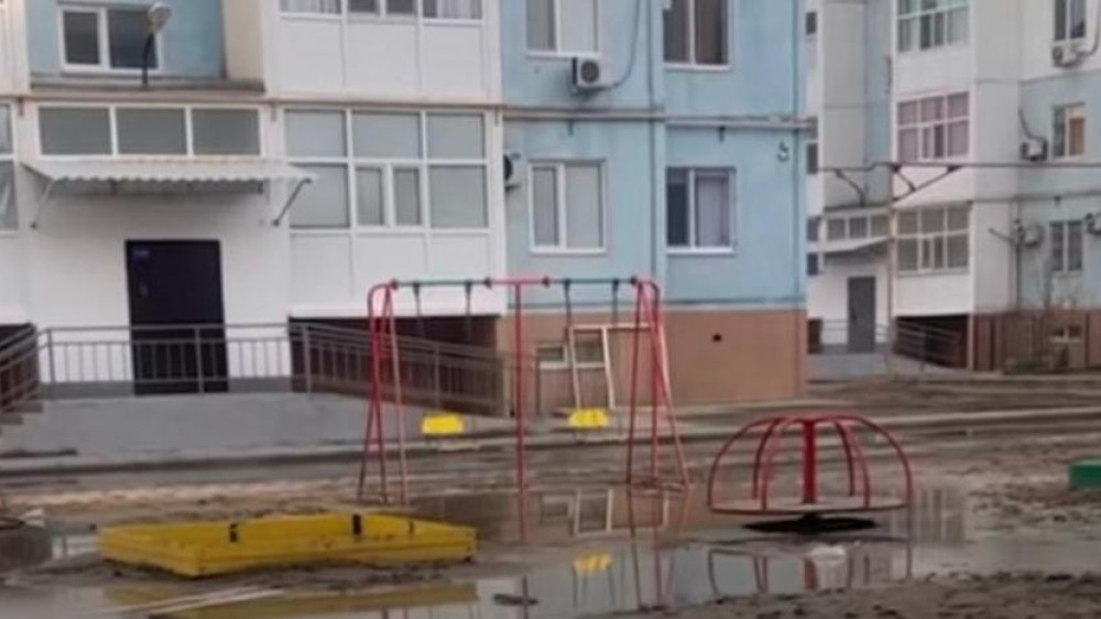 Канализационные воды затопили улицы в Атырау