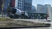 Бетономешалка въехала в пассажирский автобус в Астане