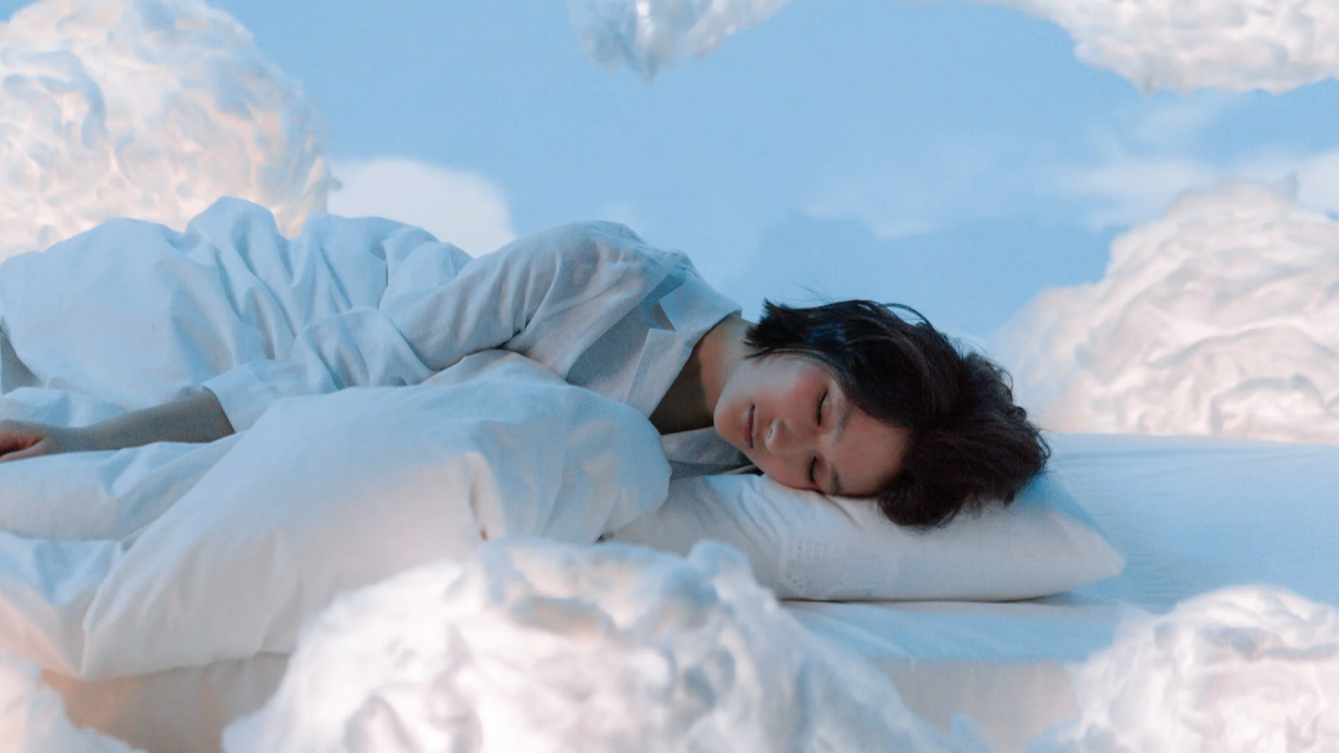 Почему человек дергается во время сна: причины и объяснения