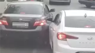 К нелепому ДТП привела принципиальность двух водителей в Шымкенте