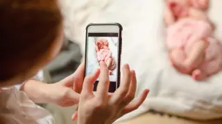 Какие фото с детьми нельзя размещать в соцсетях, рассказала психолог