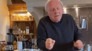 85-летний Энтони Хопкинс станцевал для фанатов