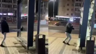 Разбитое стекло остановки в Астане: автора видео арестовали