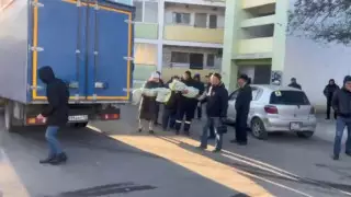 "Көгеріп жатыр екен". Ақтауда көршісінің салғырттығынан 2 бірдей баласынан айрылған әке сұхбат берді