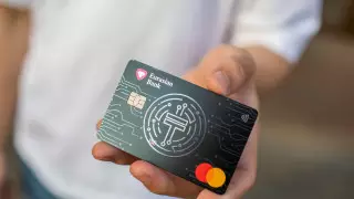 Казахстан первым в Евразии выпустил карту в цифровой валюте центрального банка