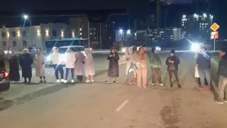 Жители ЖК в Актау перекрыли дорогу из-за отсутствия питьевой воды и отопления