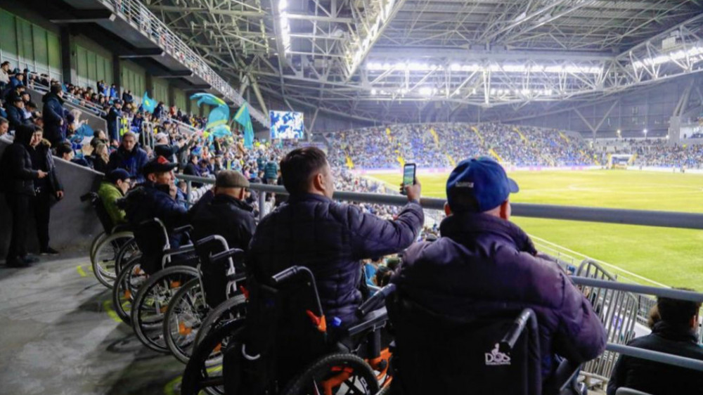Сборную Казахстана по футболу поддержали болельщики с особыми потребностями