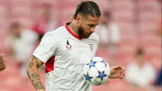 Серхио Рамос отказался расписываться на футболке "Реала": видео