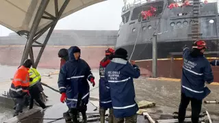 Из-за шторма в Турции один корабль раскололся на две части, еще одно судно пропало