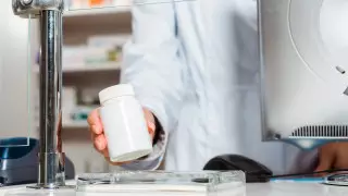 79 медработников наказали за продажу не тех лекарств в Казахстане