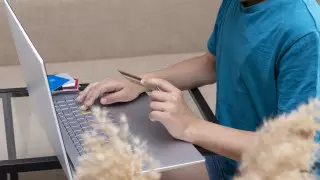 "Не смогут купить сигареты": как ограничить траты детей, рассказали в Нацбанке