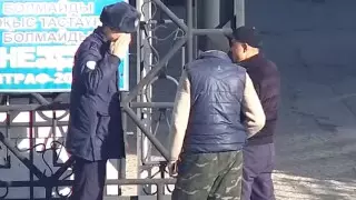 "60 тысяч тенге или до 10 суток ареста". В Семее начали активно наказывать за плевки на улице