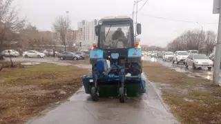 Дороги и тротуары посыпают песко-соляной смесью в Астане