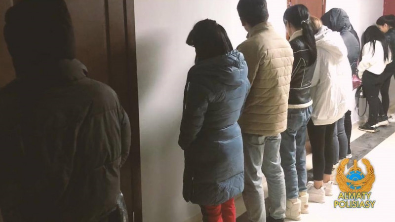 В Калининграде полиция и ОМОН задержали 11 проституток (фото)