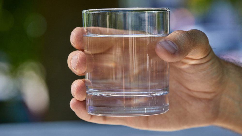 Гастроэнтеролог назвал три заболевания, при которых нельзя пить воду натощак