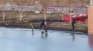 Вышел на лед с детьми: поступок мужчины поразил жителей Астаны