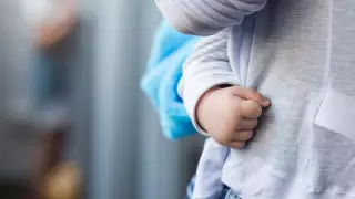 "Засыпала с банкой пива": 2-летнюю девочку забрали из семьи в Павлодаре