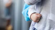 "Засыпала с банкой пива": 2-летнюю девочку забрали из семьи в Павлодаре