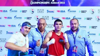 Чемпион мира по боксу побывал в нокдауне, но выиграл поединок