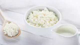 Эндокринолог объяснила, почему опасно есть на ночь творог