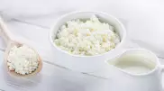 Эндокринолог объяснила, почему опасно есть на ночь творог