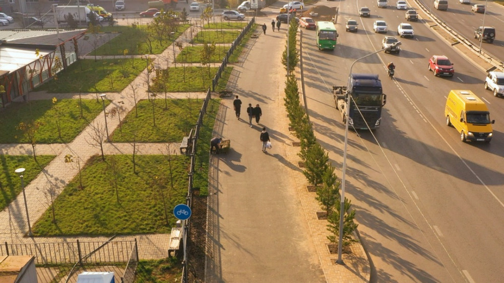 В Наурызбайском районе Алматы на 11 улицах обустраивают технические тротуары 