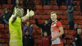 Вратарь "привез" курьезный гол и разозлил фанатов: видео