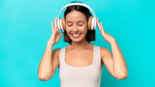 Названы самые популярные треки и исполнители этого года