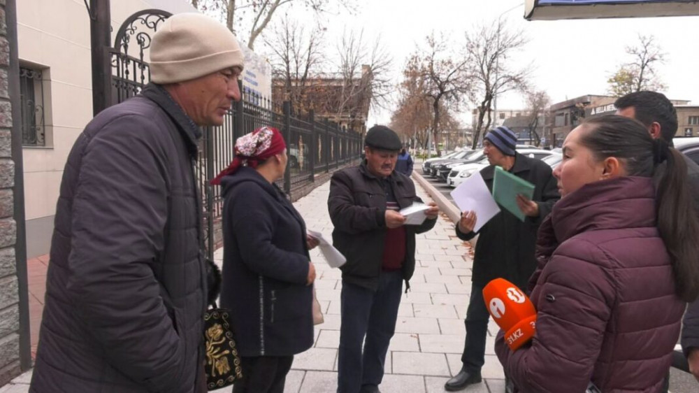 Без кирпичей и денег: жители Шымкента и Туркестанской области жалуются на предпринимателя