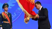 Кыргызстанцы атаковали соцсети президента из-за флага страны