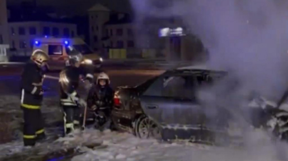 Авто сгорело в Астане: водителя госпитализировали