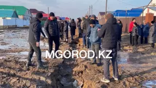 "20 лет мучаемся с этой улицей. Дети не могут пройти в школу, они по колено в воде и грязи"