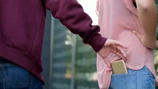 Украли телефон в Казахстане: каковы шансы его вернуть, рассказали в полиции