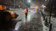 В Астане дороги и тротуары начали посыпать песко-соляной смесью