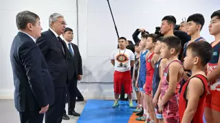 Токаев: Борьба - настоящий казахский вид спорта