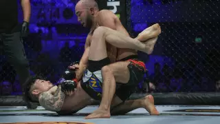 Казахстанский боец одержал победу в главном бою вечера в ММА