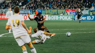 Драма в Германии: команда-сенсация в матче с удалением обыграла топ-клуб