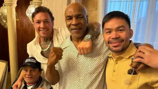 Казахстанский боксер сделал подарок тренеру Тайсона и Пакьяо: видео