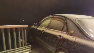 Едва не вылетела: водитель врезалась в заграждение на мосту в Семее