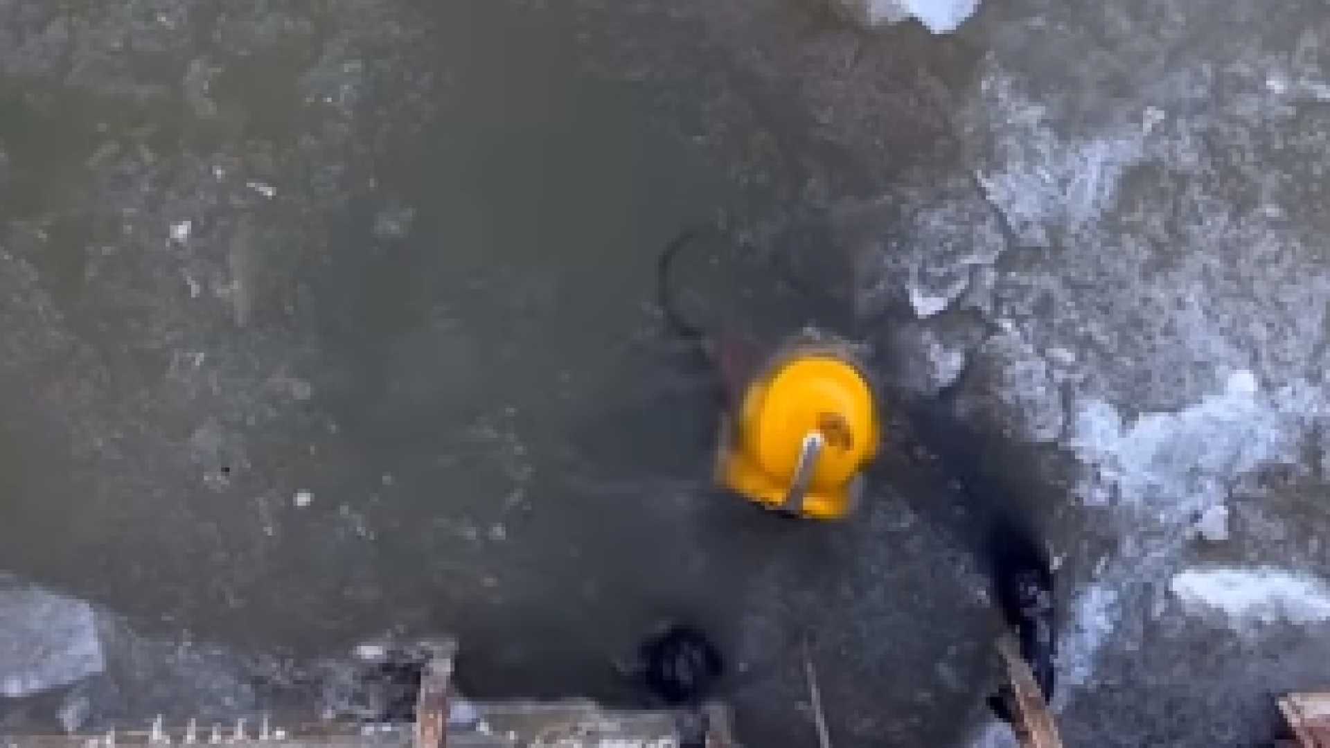 Как чистят трубы ото льда на водозаборе, показали в акимате Атырау