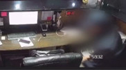 Мужчина проиграл миллионы на ставках и "сорвался" на сотруднице в Шымкенте: видео