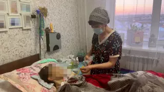 Казахстанку после плановой операции не могут вывести из комы