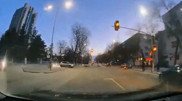 Увернулся в последний момент: автобус и кроссовер едва не устроили ДТП в центре Астаны