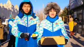 Столичные волонтеры согревают горожан горячим чаем с бауырсаками