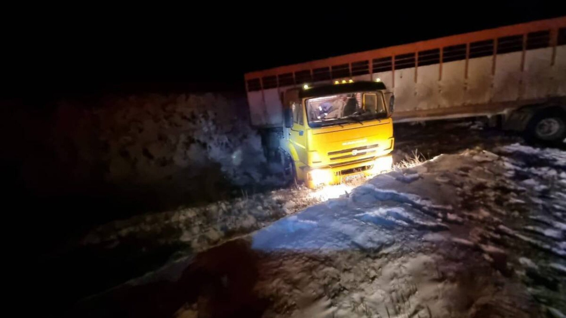 Водитель КамАЗа хотел избежать встречи с полицейскими на закрытой трассе и  оказался в кювете: 13 декабря 2023 21:30 - новости на Tengrinews.kz