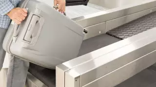 Сотрудник аэропорта нацарапал на чемодане туриста послание и был уволен