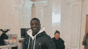 Akon в Алматы: артиста встретили игрой на африканских барабанах